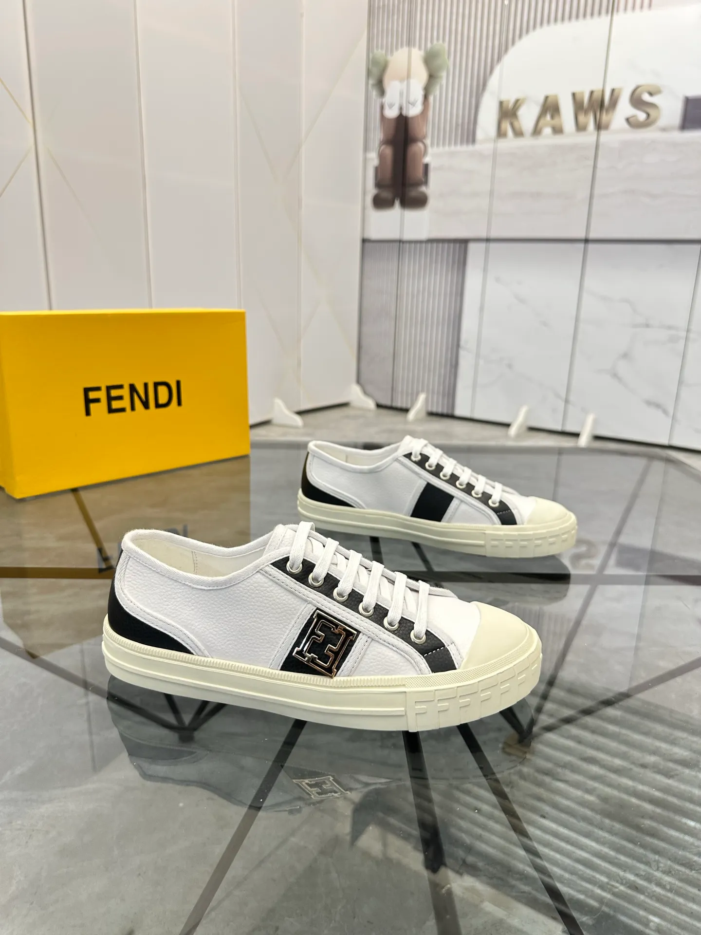 Selling men's shoes 💰: 💰P440¥ Product trademark: Fendi* "Fendi*" low-top casual shoes Regular size: 38-44 (can be customized to 45) Product materials: imported cowhide upper, sheepskin lining, original outsole. No.:6735